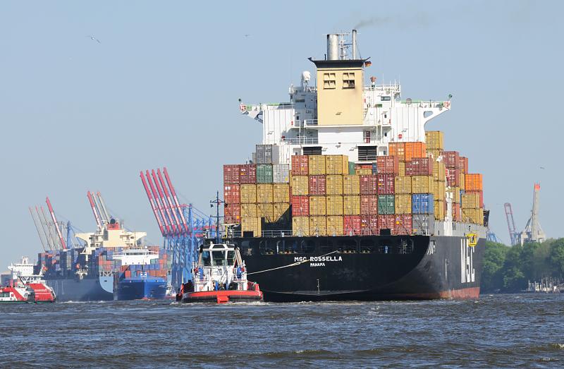2613 Schlepper am Heck des mit Containern hochbeladenen Containerschiffs MSC ROSELLA  | Bilder von Schiffen im Hafen Hamburg und auf der Elbe